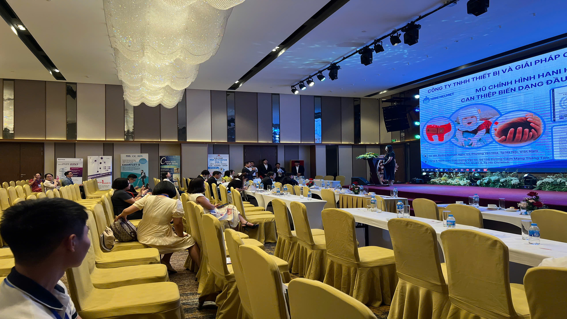 Phiên báo cáo khoa học tại sự kiện