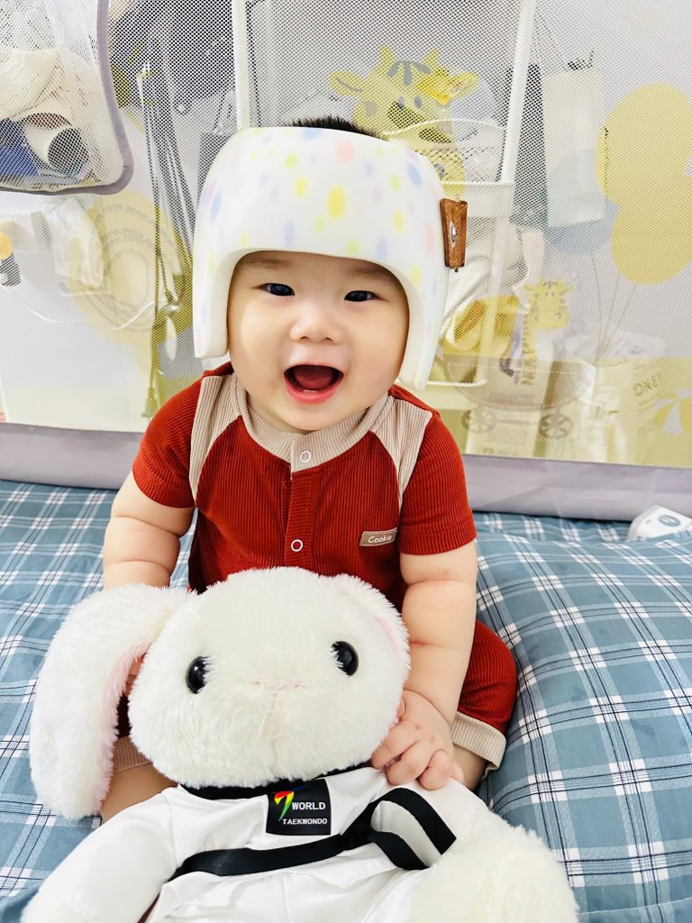 Bé vui cười khi đội mũ chình hình Hani Helmet
